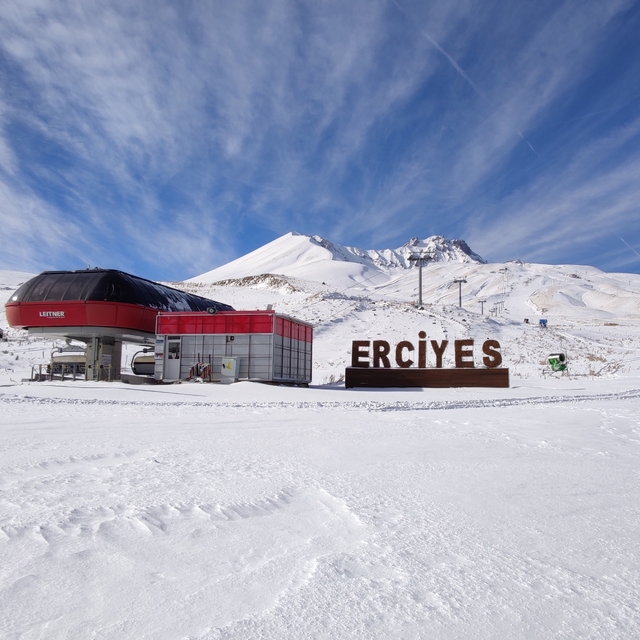 İç Anadolu'nun zirvesi Erciyes'te kar yağışı etkili oluyor