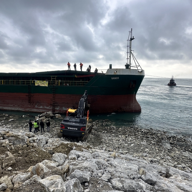 İnebolu'da karaya oturan gemiyi kurtarma çalışmasında ilk deneme başarısız...