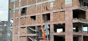 Hatay'da depremlerde hasar alan 3 bina kontrollü yıkıldı