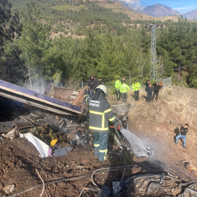 Adana'da devrildikten sonra alev alan tırdaki 1 kişi öldü, 1 kişi yaralandı...