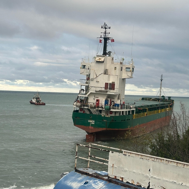 İnebolu'da karaya oturan gemi çekiliyor