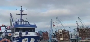 Sakarya Nehrinde rüzgarla halatlarından kopan tekneler sürüklendi