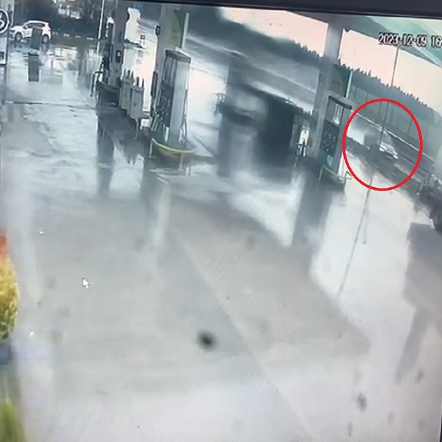 Akaryakıt istasyonunun tabelasına çarpan otomobilin sürücüsü öldü; kaza anı...