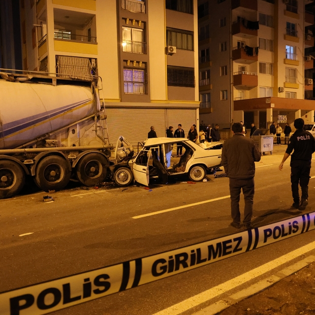 Otomobil, park halindeki tankere çarptı: 1 ölü, 4 yaralı