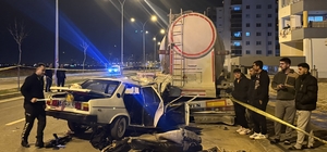 Adana'da park halindeki tıra çarpan otomobildeki 1 kişi öldü, 4 kişi yarala...