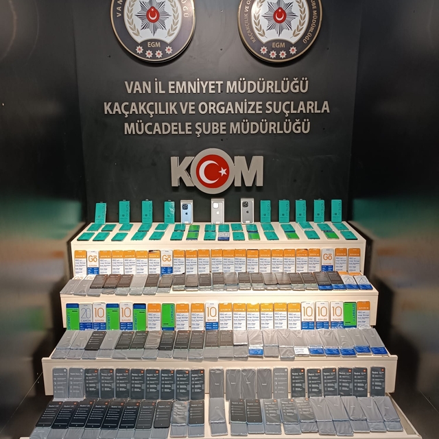 Van'da 304 kaçak cep telefonu ile 34 elektronik sigara ele geçirildi