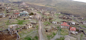 Aksaray'da tek başına yaşadığı köyde kışın zorluklarına rağmen mutlu olması...
