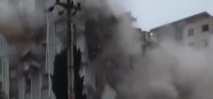 Yıkım sırasınde kopan parçalar direğe zarar verdi; elektrikler kesildi