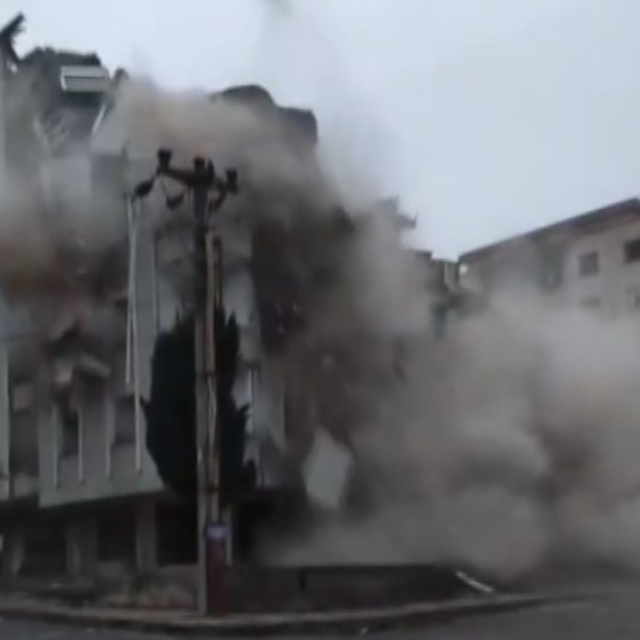 Yıkım sırasınde kopan parçalar direğe zarar verdi; elektrikler kesildi