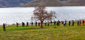 Doğaseverler Van Gölü koylarında yürüyüş yaptı