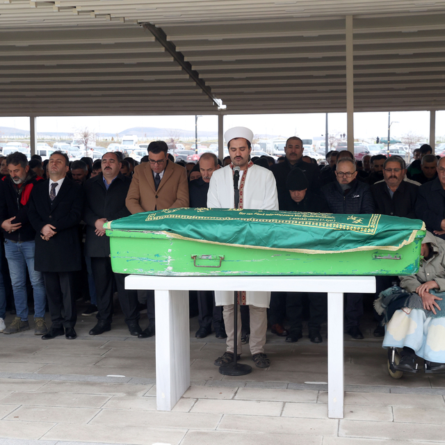 Tokat'taki trafik kazasında ölen 5 kişinin cenazesi Sivas'ta toprağa verild...