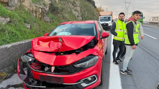 Anadolu Otoyolu'nda 4 otomobilin karıştığı zincirleme kaza ulaşımı aksattı