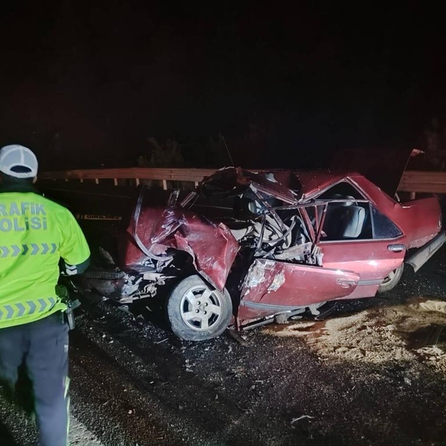 Minibüs ile otomobil çarpıştı: 2 ölü, 3 yaralı