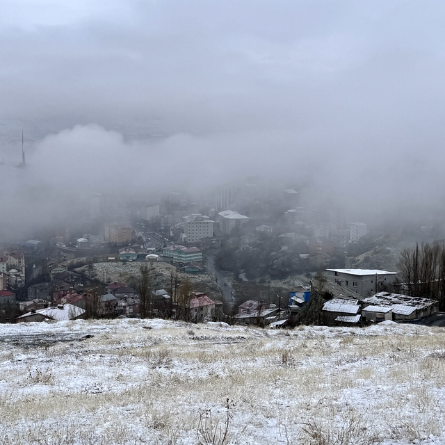 Hakkari'de kar ve sis ulaşımı aksatıyor