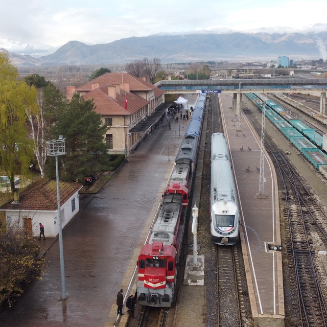 Yeni sezonda ilk seferine çıkan Turistik Doğu Ekspresi, Erzincan'a ulaştı
