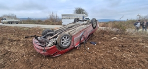 Vezirköprü'de devrilen otomobildeki 2 kişi yaralı