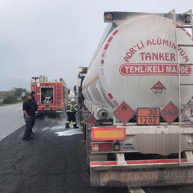 Hatay'da tankerin lastiğinde çıkan yangın söndürüldü