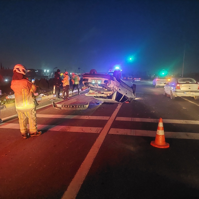 İzmir'de devrilen otomobilin sürücüsü yaralandı