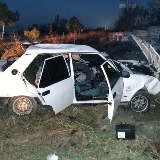 Afyonkarahisar'da tırın dorsesine çarpan otomobilin sürücüsü öldü