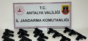 Antalya'da 16 ruhsatsız tabanca ele geçirildi