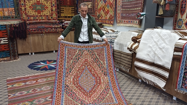 Hasankeyf'te tiftik yünü geleneksel yöntemle dokunarak kilime dönüşüyor