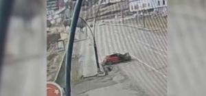 Otomobilin aydınlatma direğine çarptığı kaza kamerada