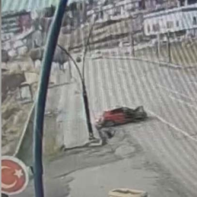 Otomobilin aydınlatma direğine çarptığı kaza kamerada