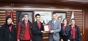 Vali Serdengeçti, Türk Silahlı Kuvvetleri için bağış yapan öğrencileri ödül...