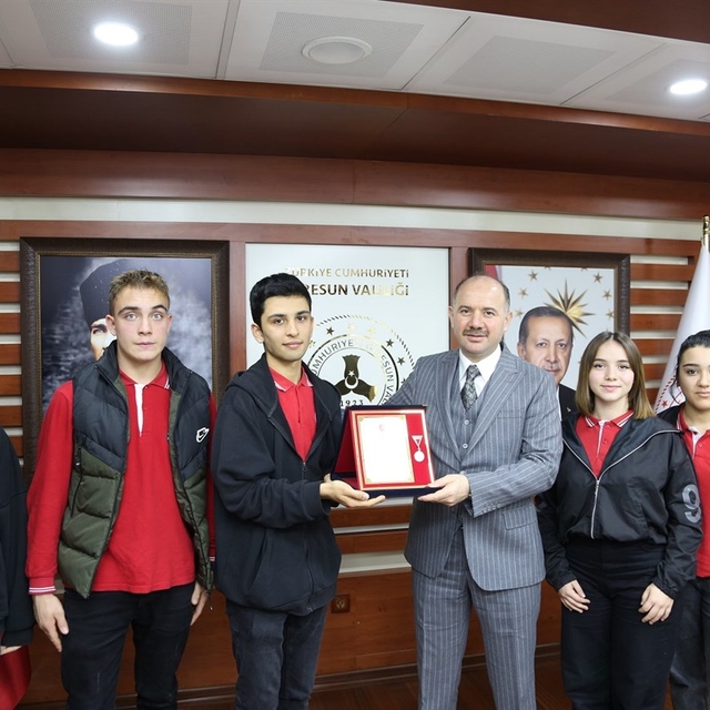 Vali Serdengeçti, Türk Silahlı Kuvvetleri için bağış yapan öğrencileri ödül...