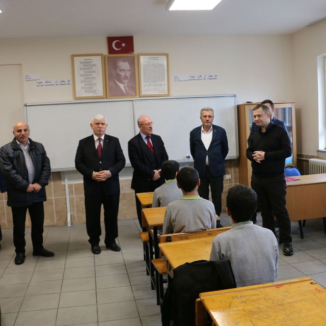 Of Kaymakamı Demirer ortaokulda incelemelerde bulundu