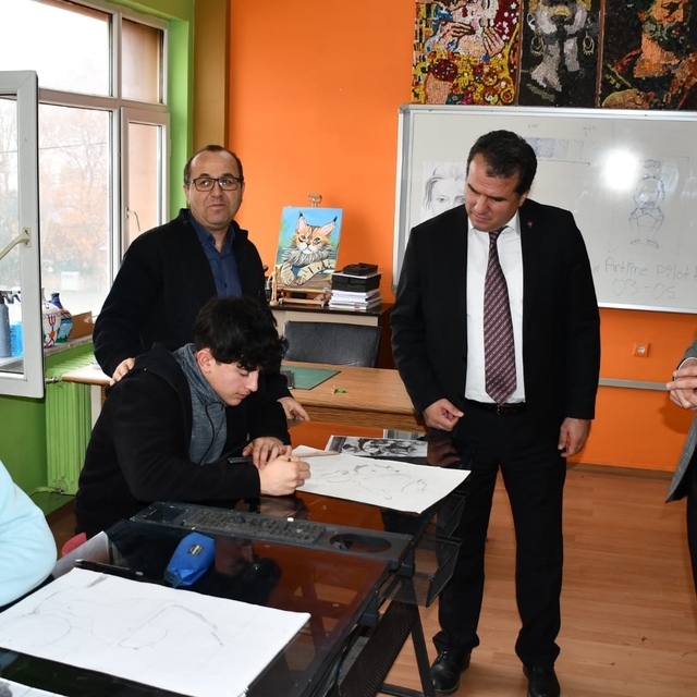 Gümüşhacıköy Kaymakamı Büyükkaymakcı'dan okul ziyareti