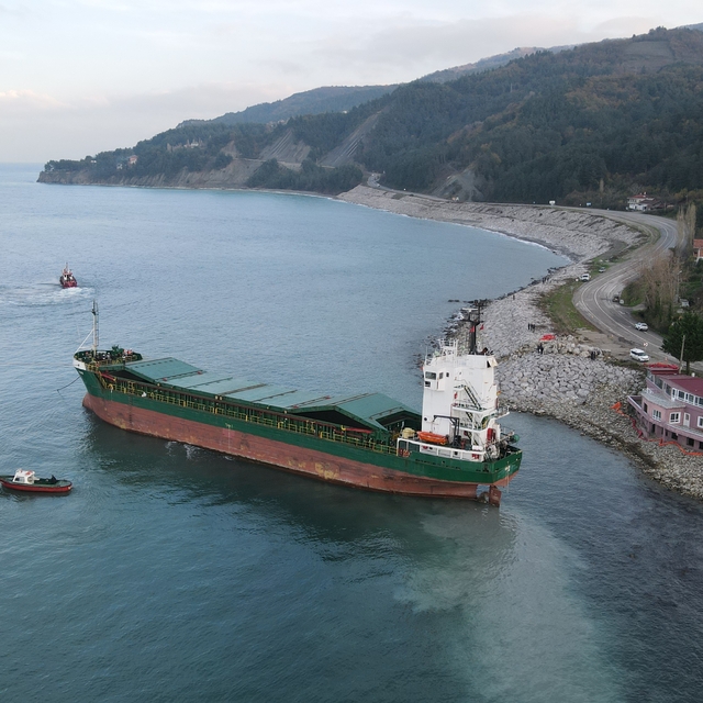 İnebolu'da karaya oturan gemiyi kurtarma çalışmaları sürüyor