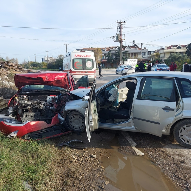Balıkesir'de iki otomobilin çarpışması sonucu 8 kişi yaralandı