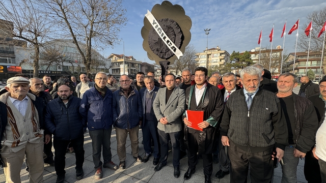 CHP Düzce Milletvekili Talih Özcan'ın açıklamalarına siyah çelenkli protesto