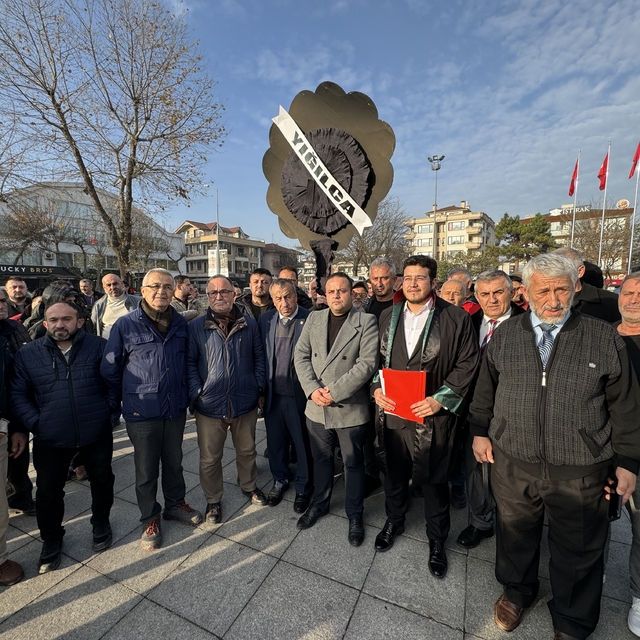 CHP Düzce Milletvekili Talih Özcan'ın açıklamalarına siyah çelenkli protest...