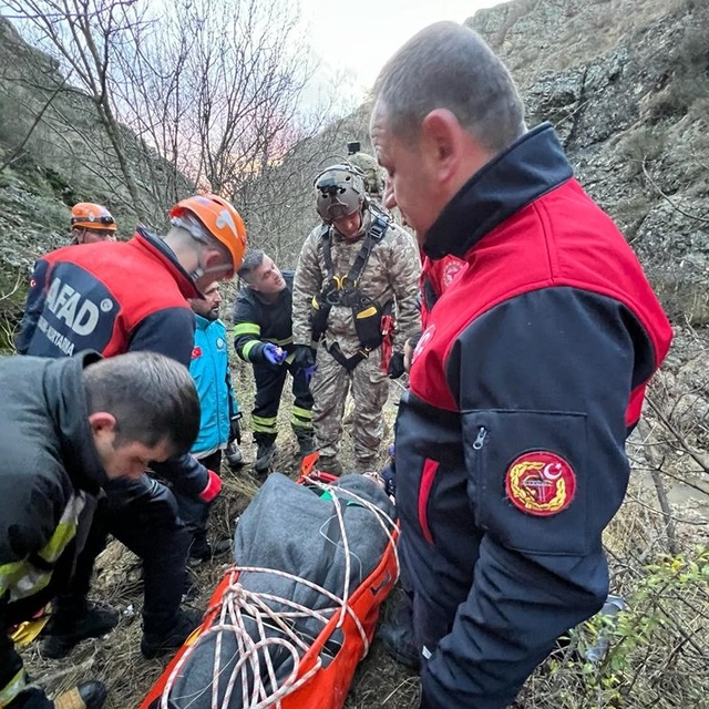Fotoğraf çekmek isterken kayalıklardan uçuruma yuvarlandı, askeri helikopte...
