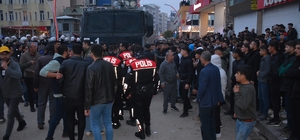 Kur'an-ı Kerim'i yırtarak küfretti; linçten polis kurtardı