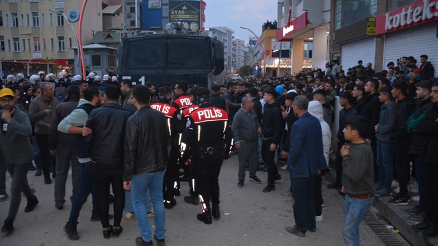 Kur'an-ı Kerim'i yırtarak küfretti; linçten polis kurtardı