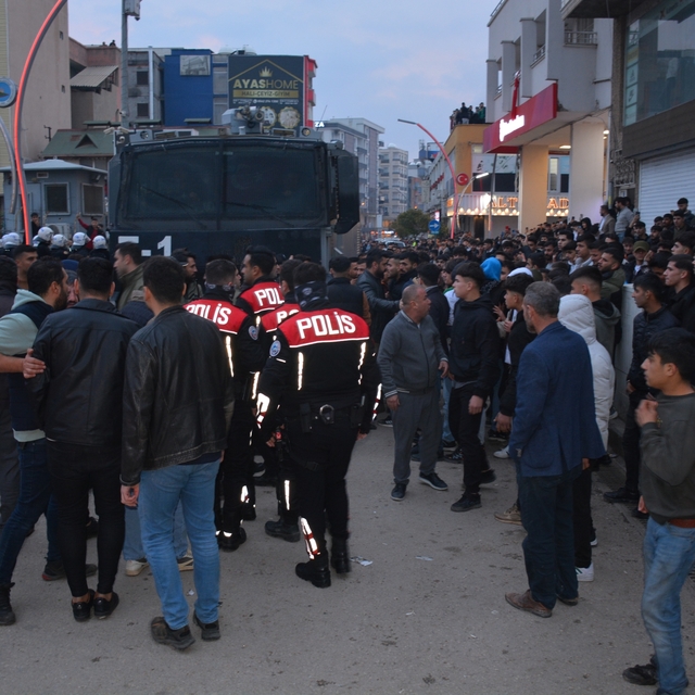 Kur'an-ı Kerim'i yırtarak küfretti; linçten polis kurtardı