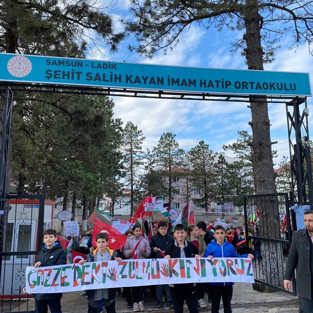 Ladik'te öğrencilerden Gazze'ye destek yürüyüşü