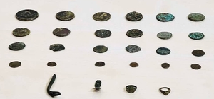 Mersin'de 24 sikke ve 4 obje ele geçirildi