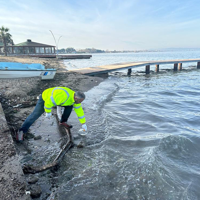 Kocaeli'de denizde oluşan kirliliğe ilişkin inceleme başlatıldı