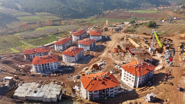 Osmaniye Hasanbeyli'de deprem konutlarının yapımı sürüyor