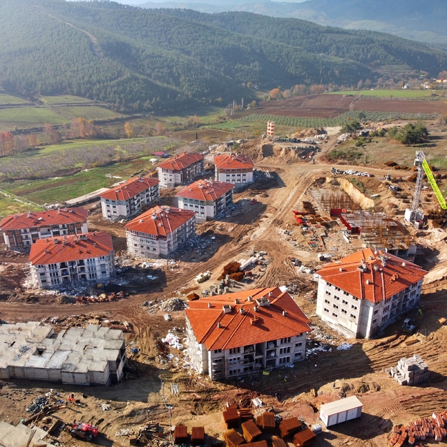 Osmaniye Hasanbeyli'de deprem konutlarının yapımı sürüyor