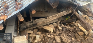 Artvin'de heyelanda 2 katlı ahşap ev ve ahır yıkıldı