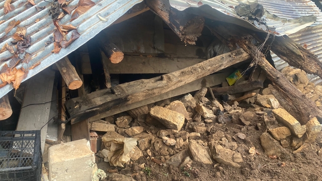 Artvin'de heyelanda 2 katlı ahşap ev ve ahır yıkıldı