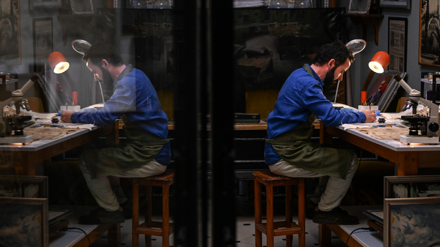 Atölyesinde eski belge ve kitapları onarıp yeniliyor