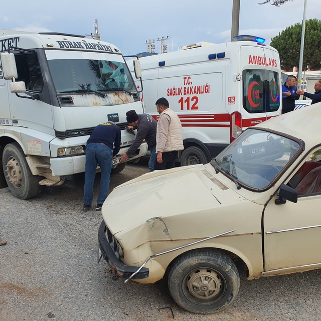 Manisa'da kamyonla otomobilin çarpışması sonucu 1 kişi yaralandı