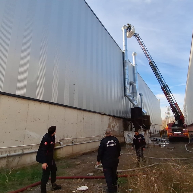 Depolama tankı fabrikasının bacasında yangın