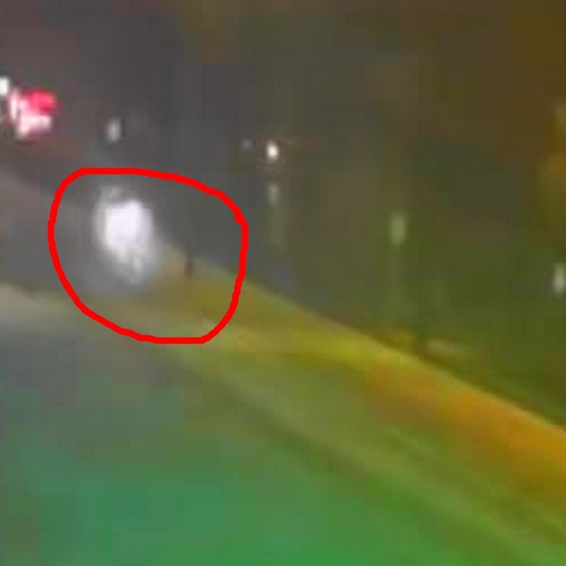 Otomobilin çarptığı kadın kurtarılamadı; kaza anı kamerada